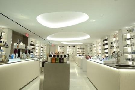Remodelação de loja em centro comercial com teto falso recortado.