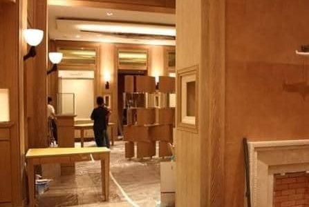 Remodelação de loja em centro comercial com execução de nicho numa das paredes.