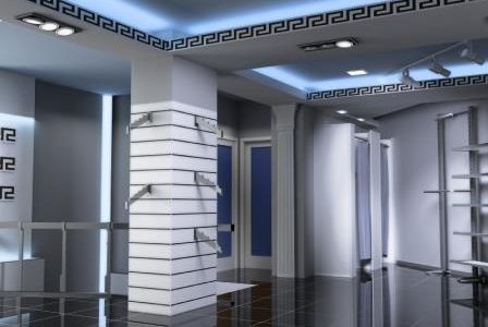 Remodelação de loja em centro comercial com pilar revestido a madeira.