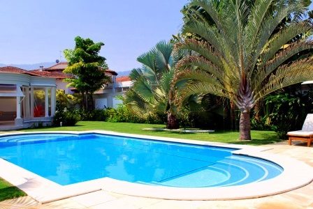 Construção de piscina com jardim à volta.