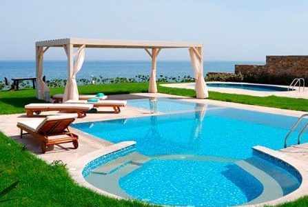 Construção de piscina com hidromassagem.