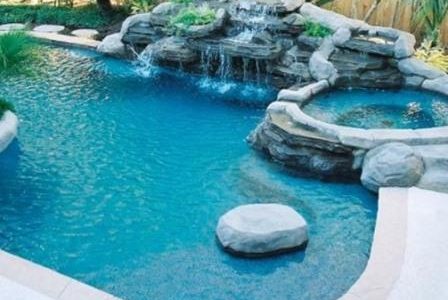 Construção de piscina com hidromassagem.