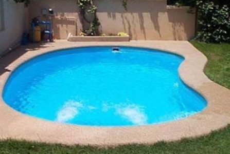 Construção de piscina de fibra.