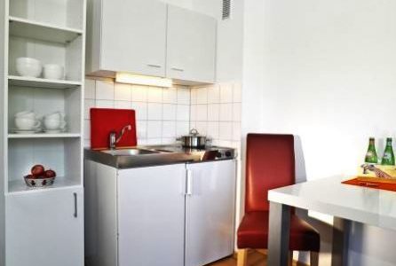 remodelações de cozinha pequena balcão branco e banco vermelho Remodelação de cozinha pequena.