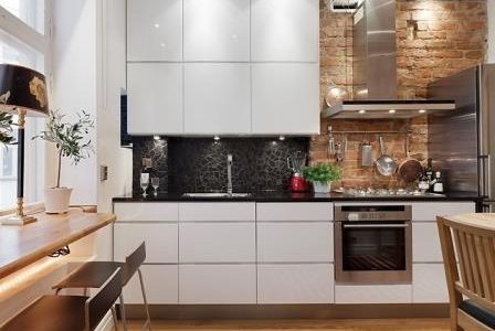 remodelações de cozinhas pequenas com bancada para comer Remodelação de cozinha pequena com móveis lacados a branco alto brilho.