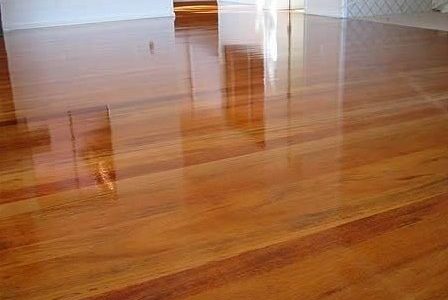 Restauro, afagamento e envernizamento de piso de madeira tipo parquet.