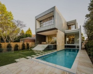 Construção de casa moderna com piscina