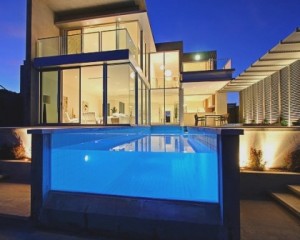 Construção de moradia moderna com piscina