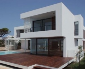 Construção de moradia moderna com piscina
