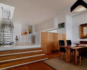 Interiores de casas com escadas