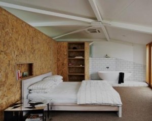 Quarto com parede de madeira OSB