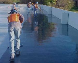Trabalhadores em impermeabilização de terraços