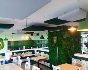Painéis acústicos em restaurante