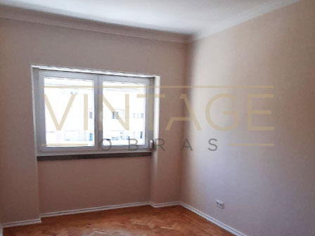 Remodelação Parcial de apartamento com pavimento de madeira e parede branca.