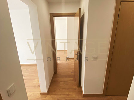 Remodelação com substituição de pavimento e pintura de interior.