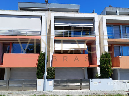 Pintura e recuperação de fachada em Meadela.